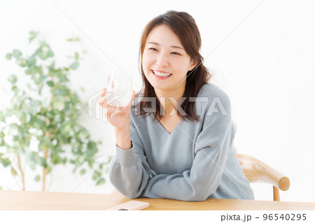 水を飲む女性 96540295