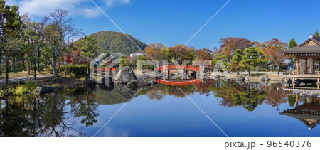 青空バックに見る秋の庭園のパノラマ情景＠福井 96540376