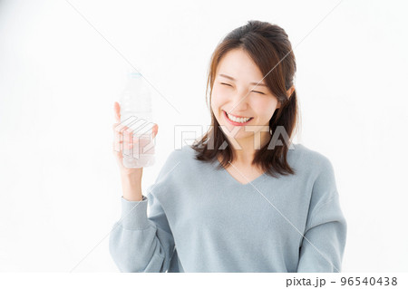 水を飲む女性 96540438