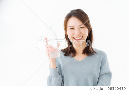 水を飲む女性 96540439