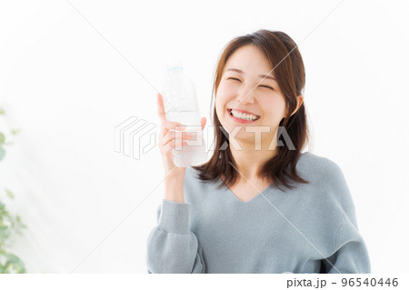 水を飲む女性 96540446