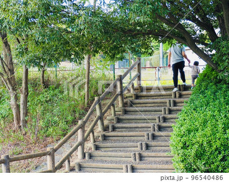 公園を散歩中の親子 96540486