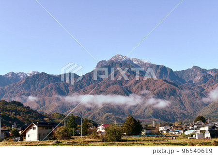 北杜市白州町、秋の甲斐駒ケ岳、棚引く雲と麓の街 北杜市白州町、秋の甲斐駒ケ岳、棚引く雲と麓の街 96540619
