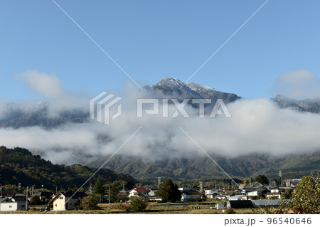 北杜市白州町、秋の甲斐駒ケ岳、棚引く雲と麓の街 96540646