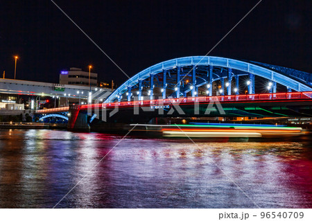 ライトアップの駒形橋と隅田川　東京夜景 96540709