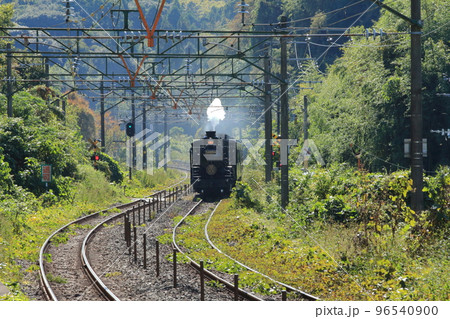 熊本の山間を走る蒸気機関車の風情ある景色の写真素材 [96540900] - PIXTA