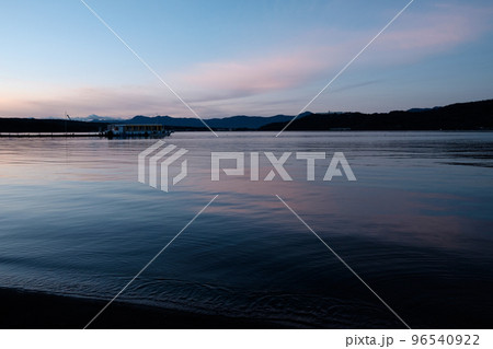 夕暮れの湖畔の桟橋に停泊しているドーム型の客船 96540922