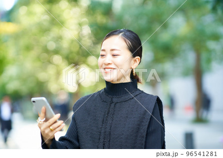 スマートフォンの画面を見る女性 スマートフォンの画面を見る女性 96541281