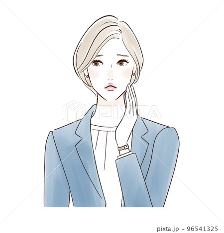 思い悩むミドル女性 96541325