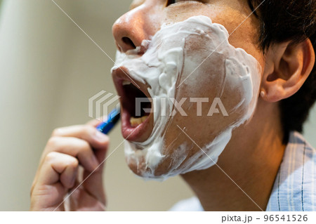 T字カミソリでヒゲ剃りをする40代男性 T字カミソリでヒゲ剃りをする40代男性 96541526