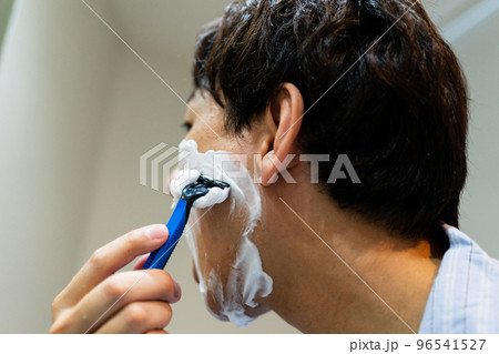 T字カミソリでヒゲ剃りをする40代男性 T字カミソリでヒゲ剃りをする40代男性 96541527