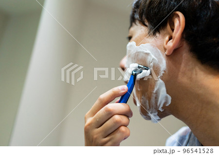 T字カミソリでヒゲ剃りをする40代男性 96541528