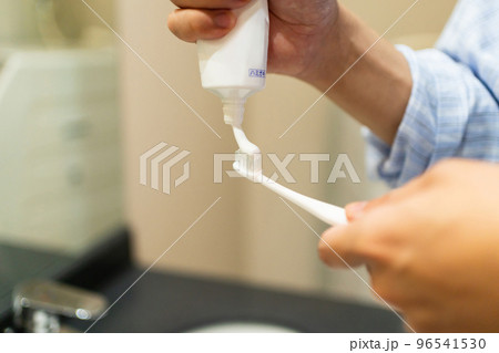 歯磨き粉を歯ブラシにつける 歯磨き粉を歯ブラシにつける 96541530