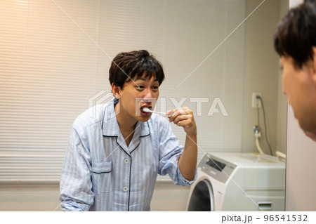 40代男性の歯磨き 40代男性の歯磨き 96541532