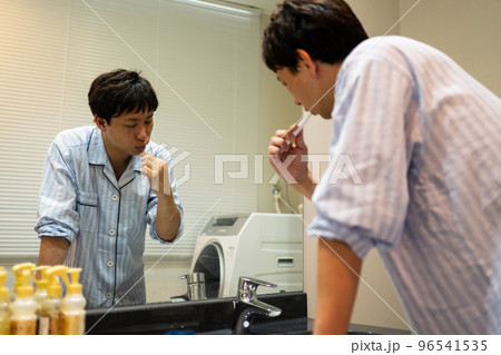 パジャマ姿の40代男性 パジャマ姿の40代男性 96541535