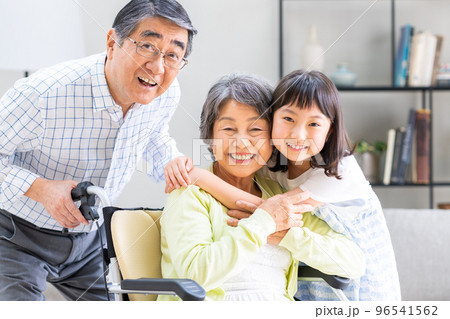 仲良しの総父母と孫娘 仲良しの総父母と孫娘 96541562