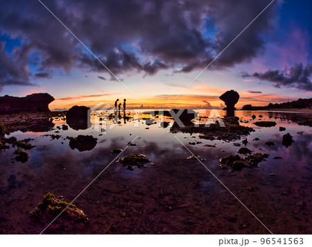 沖縄県読谷村、渡具知ビーチの夕景 96541563