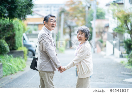 夫婦、シニア、高齢者、おじいさん、おばあさん、願い、祈願、老人、60代、70代、80代、女性、シニア 96541637