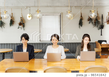オペレーターの女性たち 96541642