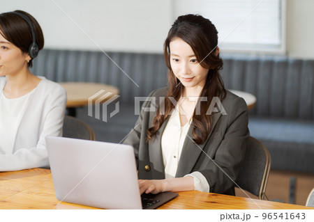 オペレーターの女性たち オペレーターの女性たち 96541643