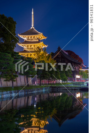 夜空にライトアップされ黄金色に輝く東のお寺の五重塔の夜景｜京都府京都市 96541831