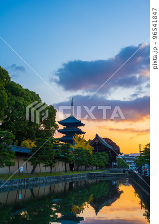 世界的観光都市京都の東のお寺の五重塔と街並みの朝焼け|京都府京都市 世界的観光都市京都の東のお寺の五重塔と街並みの朝焼け|京都府京都市 96541847
