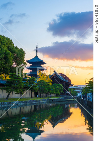 世界的観光都市京都の東のお寺の五重塔と街並みの朝焼け｜京都府京都市 96541850