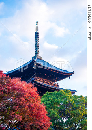 世界的観光都市京都の東のお寺の五重塔の朝の風景｜京都府京都市 96541858