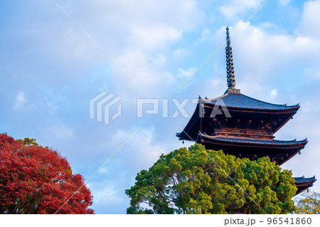 世界的観光都市京都の東のお寺の五重塔の朝の風景｜京都府京都市 96541860