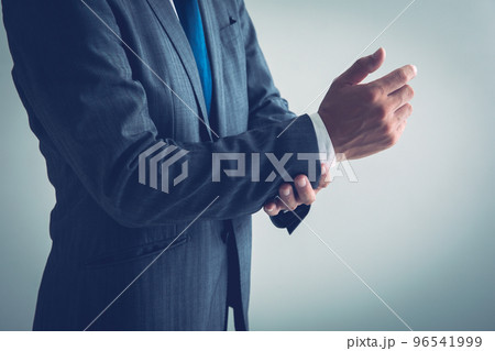 カフスをつける男性　cuffs 96541999