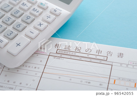 相続税の申請書と電卓 96542055