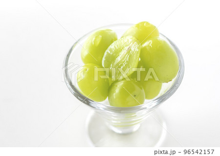 グラスに盛った葡萄の粒 96542157
