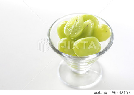 ガラスの器に盛ったブドウの粒 96542158