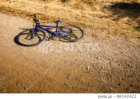 道端に倒れている自転車 事故イメージ 道端に倒れている自転車 事故イメージ 96542422