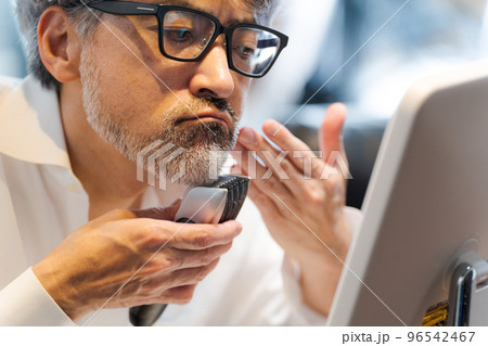 髭剃りをする男性 96542467