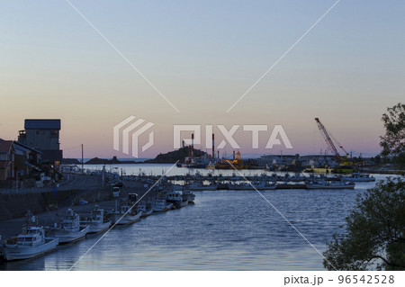 夕暮れ時の漁港 鳥取県 賀露港 夕暮れ時の漁港 鳥取県 賀露港 96542528