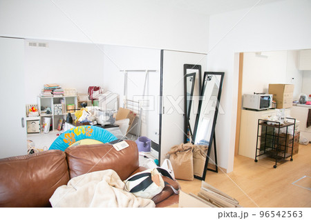 新居に引越し中の散らかった部屋の様子 断捨離 整理整頓の画像 新居に引越し中の散らかった部屋の様子 断捨離 整理整頓の画像 96542563