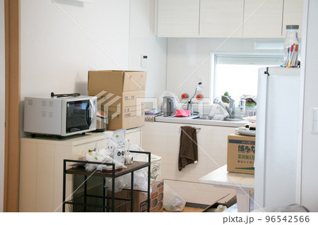 新居に引越し中の散らかった部屋の様子　断捨離　整理整頓の画像 96542566