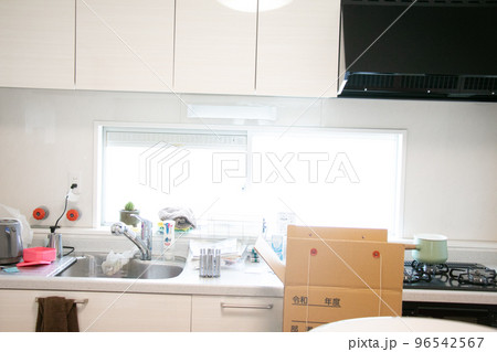 新居に引越し中の散らかった部屋の様子　断捨離　整理整頓の画像 96542567