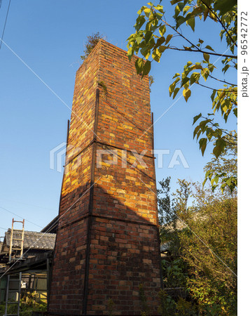 焼き物の街に佇むレンガ造りの煙突 焼き物の街に佇むレンガ造りの煙突 96542772
