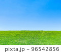 緑の草原と青空のイラスト 96542856