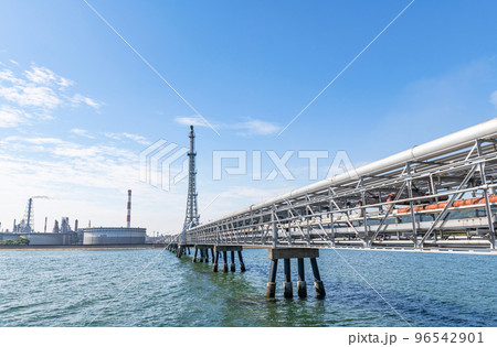 製油所とパイプライン(エネルギーイメージ) 製油所とパイプライン(エネルギーイメージ) 96542901