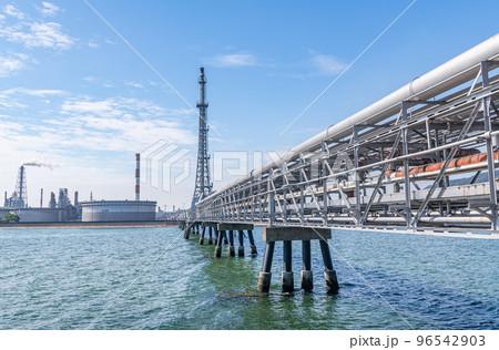 製油所とパイプライン(エネルギーイメージ) 製油所とパイプライン(エネルギーイメージ) 96542903