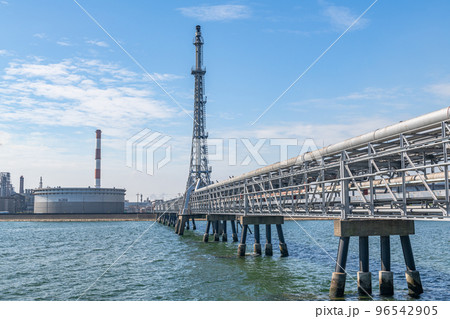 製油所とパイプライン（エネルギーイメージ） 96542905
