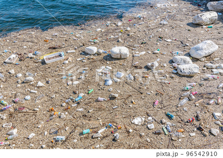 海に漂う大量の海洋汚染ごみ（プラスチックゴミ）　海洋汚染イメージ 96542910