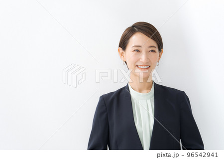 スーツを着た女性　白背景 96542941
