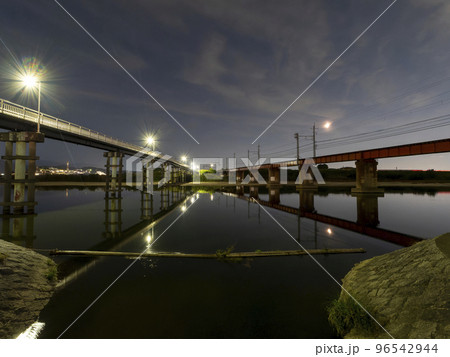 河川に架かる橋と鉄橋の夜景の写真素材 [96542944] - PIXTA