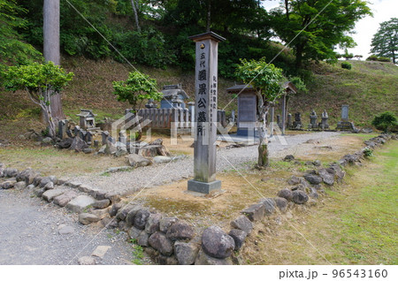 一乗谷朝倉氏遺跡　朝倉館　朝倉義景の墓所 96543160