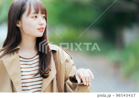 パソコンを持って歩く若い女性 96543437