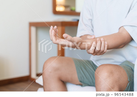 man having wrist pain because using smartphone or computer long time. De Quervain s tenosynovitis, rheumatism, arthritis, osteoarthritis, ergonomic, Carpal Tunnel Syndrome or Office syndrome 96543488